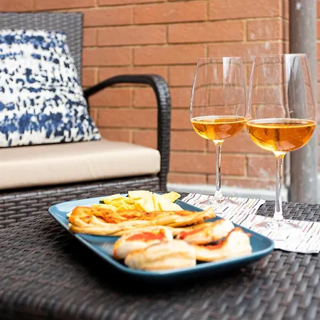 Emilia Modern With Free Parking